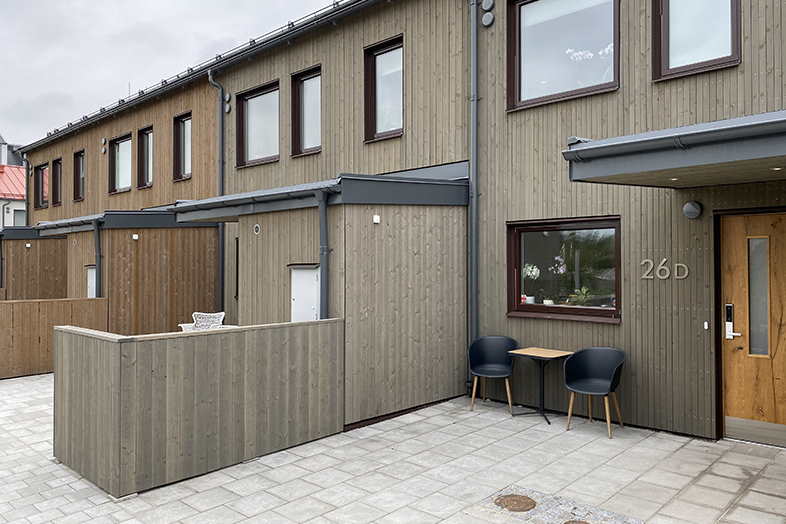 Med smukke træprofiler fra Superwood, har Ikano Bostad fået en farverig og bæredygtig facadeløsning
