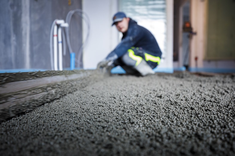 EPS (Ekspanderet PolyStyren) beton er en blanding af cement, polystyrenkugler og vand, hvilket danner en flydende form for isolering