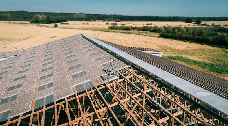 Her ses den brugervenlige tagplade-aftrækker i brug. Alle tagplader på billederne er asbestfrie.