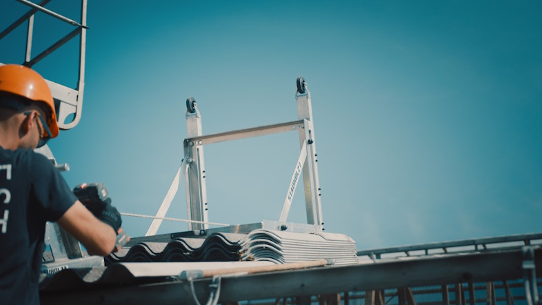 Her ses den brugervenlige tagplade-aftrækker i brug. Alle tagplader på billederne er asbestfrie.