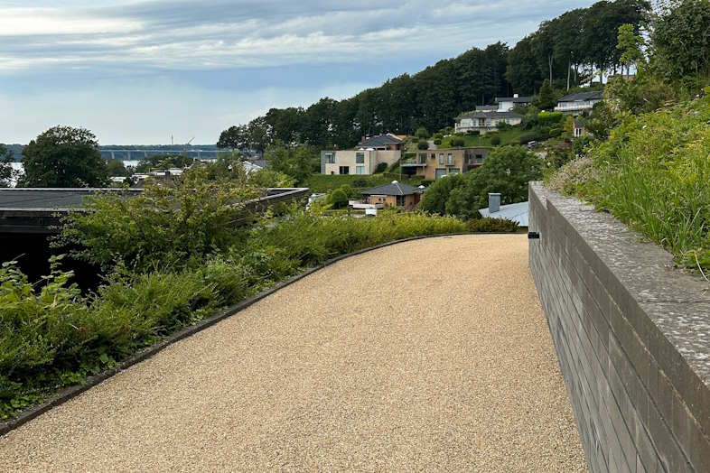 I denne indkørsel sikrer overfladebelægningen fra DOB, at der ikke opstår skyllerender.