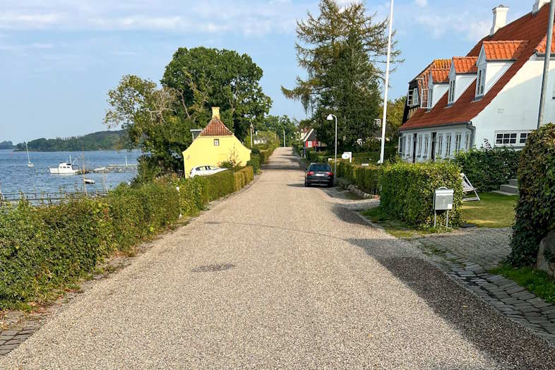 Overfladebelægningen på Troense Strandvej i Svendborg beskytter asfalten.