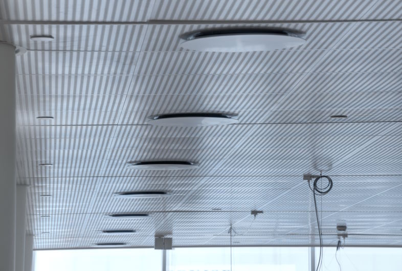 JS ventilation udviklede Cool Ceiling til at udnytte tomrummet mellem bygningens lofter og det nedhængte klimaloft optimalt