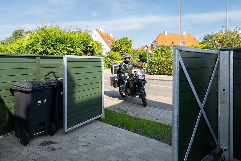 Dennis Knudsen har samlet kabler og elektronik i en ABB AP45-dåse under sædet på motorcyklen