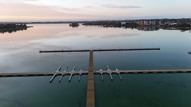 SF31 er en lille flydebro i træ og beton til beskyttede havne