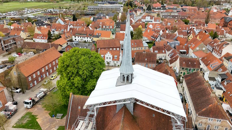 Omfattende restaurering af Sct. Nikolai Kirke i Aabenraa med en stærk løsning