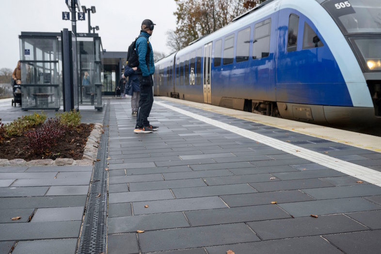 Komposit som materiale til karm og rist har den fordel at de ikke er elektrisk ledende