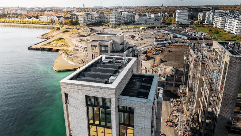 Kysthus 3 i Hellerup byder på naturlige strandlandskaber, eksklusive boliger og usynlige solcelleanlæg