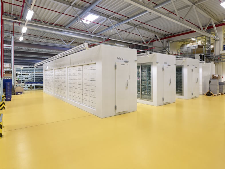 ESD anvendes ofte til fabrikker med følsomt elektronisk udstyr og til medicinalbranchen. Billedet er fra et renrumsmiljø på en tysk fabrik. Planlægning: hsi-planungs-gmbh, udførende: Prekwinkel Strahl- & Beschichtungstechnik GmbH. Foto: Michael Siebert