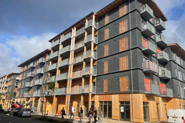 Manuelle foldeskodder i europæisk lærk og motoriserede zip screens i rå aluminium