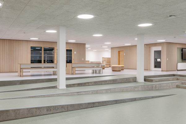 Akustikpaneler med ny beige filt i centrum af 6.443 m2 skolerenovering