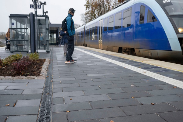 Effektiv afvanding med komposit karm og rist på Brønderslev Station